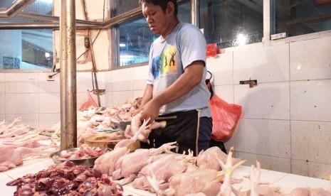 Pedagang ayam potong di pasar.