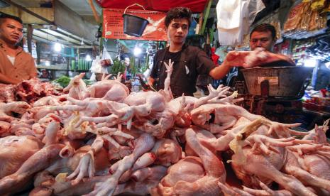 Pedagang ayam potong melayani pembeli di Pasar Cibinong, Kabupaten Bogor, Jawa Barat (ilustrasi).