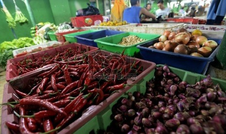 Pedagang bahan pokok menata dagangannya di Pasar Jatinegara, Jakarta, Selasa (20/1). ( Republika/Prayogi)