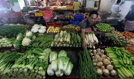 Pedagang bahan pokok menata dagangannya di Pasar Jatinegara, Jakarta, Selasa (20/1). ( Republika/Prayogi)