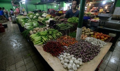 Pedagang bahan pokok menata dagangannya di Pasar Jatinegara, Jakarta, Selasa (20/1). ( Republika/Prayogi)