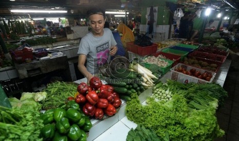 Pedagang bahan pokok menata dagangannya di Pasar Jatinegara, Jakarta, Selasa (20/1). ( Republika/Prayogi)