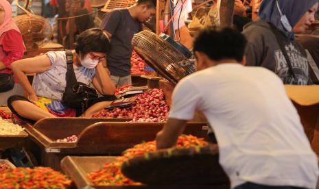 Pedagang bawang merah menunggu pembeli di Pasar Induk, Kramat Jati, Jakarta, Kamis (1/9/2022). Badan Pusat Statistik (BPS) mencatat deflasi sebesar 0,21 persen secara Month-to-Month (MTM) pada bulan Agustus 2022 atau adanya penurunan Indeks Harga Konsumen (IHK) dari 111,8 pada Juli menjadi 111,57 pada Agustus dengan komoditas penyumbang deflasi berasal dari bawang merah, cabai merah, cabai rawit, minyak goreng dan daging ayam ras. 