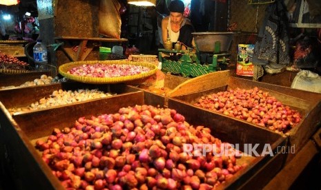 Pedagang bawang merah menunggu pembeli di Pasar Senen, Jakarta, Senin (27/3). 