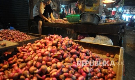 Pedagang bawang merah menunggu pembeli di Pasar Senen, Jakarta, Senin (27/3). 