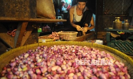 Pedagang bawang merah menunggu pembeli di Pasar Senen, Jakarta, Senin (27/3).