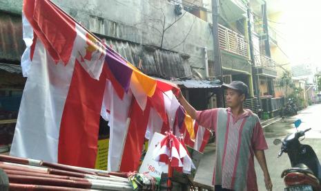 Beli Kebutuhan Pokok Lebih Penting daripada Beli Bendera