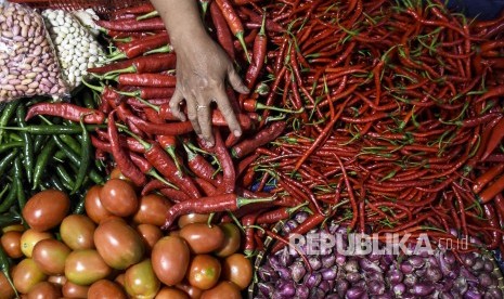 Pedagang beraktivitas di kios sayuran saat sidak pasar jelang Natal dan Tahun Baru di Pasar Kosambi, Jalan Ahmad Yani, Kota Bandung, Jumat (20/12).