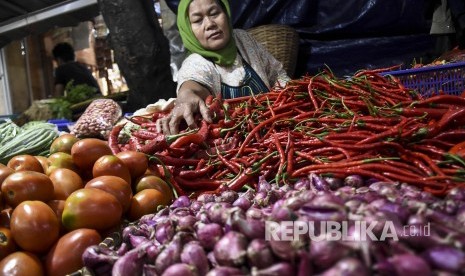 Pedagang beraktivitas di kiosnya di Pasar Kosambi, Jalan Ahmad Yani, Kota Bandung, Jumat (20/12). 