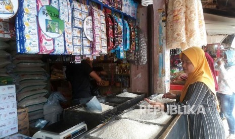 Pedagang beras di Pasar Soreang mengeluhkan harga beras yang mengalami kenaikan sekitar 1000 hingga 1500, Ahad (14/1). Kenaikan harga beras dipicu gagal panen di sejumlah daerah.