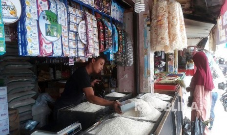 Pedagang beras di Pasar Soreang mengeluhkan harga beras yang mengalami kenaikan sekitar 1000 hingga 1500, Ahad (14/1). Kenaikan harga beras dipicu gagal panen di sejumlah daerah.