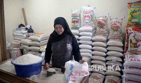 Pedagang beras melayani pembeli di Pasar Santa, ilustrasi