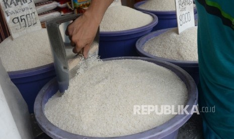 Pedagang beras mengaduk beras di toko miliknya. Tim Satuan Tugas (Satgas) Pangan Polri melakukan inspeksi mendadak (sidak) ketersediaan bahan pangan di pasaran, terutama beras menjelang bulan suci Ramadhan di Medan, Sumatra Utara. (ilustrasi)