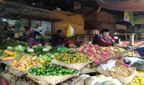 Pedagang berjualan di Pasar Cikurubuk, Kota Tasikmalaya, Ahad (17/5).