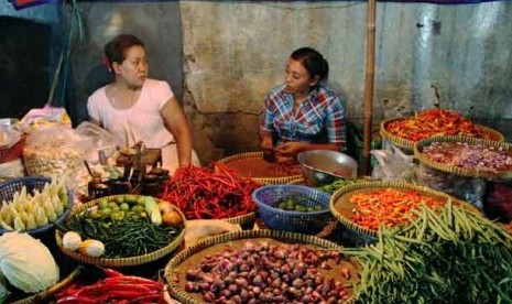 Pedagang berjualan sembako di Pasar Kebayoran Lama, Jakarta Selatan.