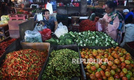 Pedagang bertransaksi dengan pembeli di Pasar Senen, Jakarta, Selasa (10/10). Otoritas Jasa Keuangan (OJK) menyatakan perlambatan pertumbuhan kredit pada September 2020 disebabkan oleh dua sektor ekonomi. Pertama, sektor perdagangan besar dan eceran.