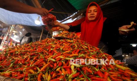 Pedagang cabai rawit (ilustrasi). Naiknya harga cabai rawit di Jawa Timur akibat tingginya curah hujan. 