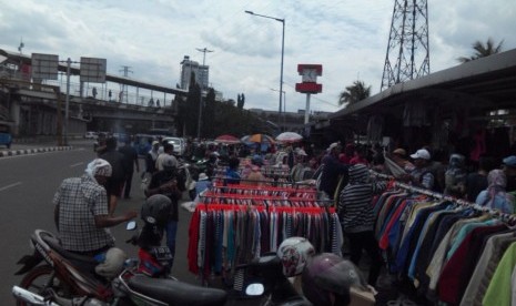 Pedagang Blok I dan II Pasar Senen yang menjadi korban kebakaran kini terpaksa berjualan di pinggir jalan sambil menunggu relokasi ke Blok V Pasar Senen, Rabu (25/1).