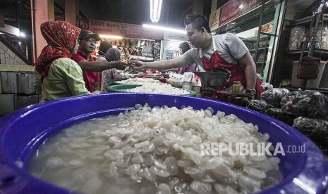 Pedagang buah kolang-kaling menjajakan dagangannya di Pasar Tradisional Beringharjo, Yogyakarta, Jumat (18/5).