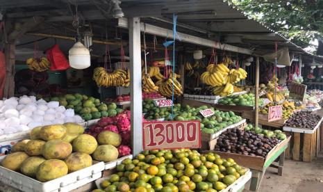 BPJPH Tampik Self Declare Halal Dilakukan Serampangan. Pedagang buah setuju dengan wacana deklarasi halal mandiri. 