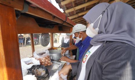 Pedagang bubur bernana Mamat (59) berterima kasih karena dagangannya diborong sebanyak 100 bungkus di program usAHA borong usaha.