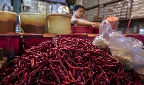 Pedagang bumbu giling melayani pembeli di Pasar Senen, Jakarta, Jumat (1/7/2022). 