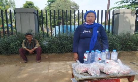 Pedagang bunga dan air mawar di Tempat Pemakaman Umum (TPU) Karet Bivak, Jakarta.  TPU Karet Bivak masih ramai dikunjungi peziarah jelang penetapan awal Ramadhan. Ilustrasi.