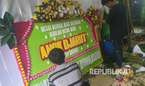 Pedagang bunga di Pasar Rawa Belong, Jakarta Barat sedang mengerjakan pesanan karangan bunga yang dipesan untuk Basuki Tjahaja Purnama dan Djarot Saiful Hidayat, Kamis (27/4). 