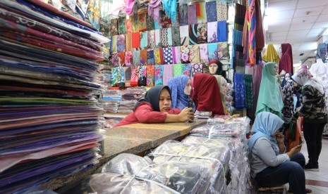 Pedagang busana muslim menunggu konsumen di Pasar Tanah Abang Blok A di Jakarta Pusat, Senin (13/5/2019).