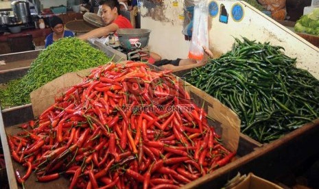 Pedagang  cabai di Pasar Senen, Jakarta, Rabu (13/3).   (Republika/Aditya Pradana Putra)