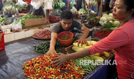 Pedagang cabai melayani pembeli di Pasar Cibinong, Bogor, Jawa Barat, Jumat (9/8/2019). 