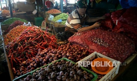  Pedagang cabai menanti pembeli di Pasar Senen, Jakarta, Ahad (13/11). 