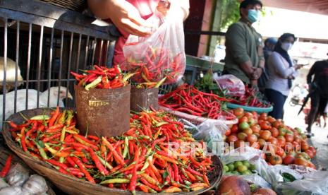 Pedagang cabe rawit melayani pembeli di Pasar Pabaeng-Baeng, Makassar, Sulawesi Selatan. Ketua Dewan Pimpinan Daerah (DPD) Asosiasi Pengelola Pasar Indonesia (Asparindo) Sulawesi Selatan, Saharuddin Ridwan mengatakan, keberadaan organisasi ini untuk mendorong percepatan digitalisasi pasar rakyat, sekaligus meningkatkan manajemen pasar rakyat.