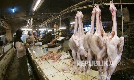 Pedagang daging ayam melayani pembeli, di Pasar Kosambi, Kota Bandung, Kamis (21/1). 