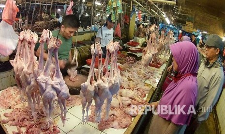 Pedagang daging ayam melayani pembeli, di Pasar Kosambi, Kota Bandung, Jumat (26/5). Menjelang Ramadhan, daging ayam mengalami kenaikan dari Rp 30.000 menjadi Rp 35.000 per kologram..