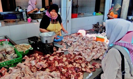 Pedagang daging ayam melayani pembeli di Pasar Peterongan Semarang, Jawa Tengah, Jumat (20/7). 