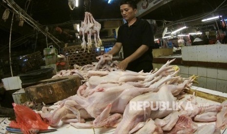 Pedagang daging ayam menunggu pembeli, di Pasar Kosambi, Kota Bandung, Kamis (21/1).