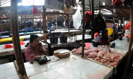  Pedagang daging ayam menunggu pembeli di Pasar Senen, Jakarta, Senen (18/8).