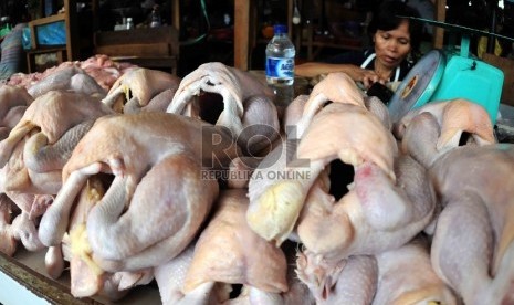 Pedagang daging ayam menunggu pembeli di Pasar Senen, Jakarta, Senen (18/8).