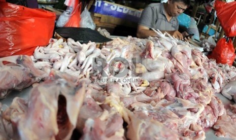 Pedagang daging ayam menunggu pembeli di Pasar Senen, Jakarta, Senen (18/8). 