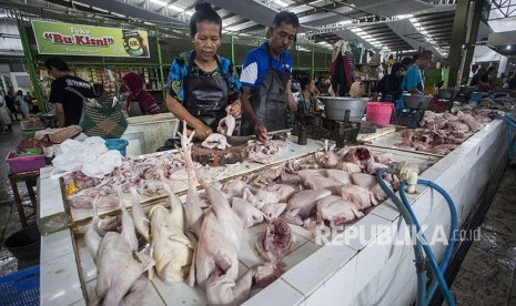 Pedagang daging ayam potong menjajakan dagangannya di Pasar Kranggan, DI Yogyakarta, Rabu (13/6).