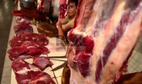   Pedagang daging melayani pembeli daging sapi di Pasar Tebet, Jakarta Selatan, Senin (4/2).   (Republika/Wihdan Hidayat)