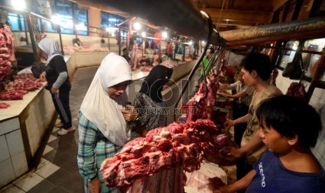  Pedagang daging melayani pembeli daging sapi di Pasar Tebet, Jakarta Selatan, Senin (4/2).   (Republika/Wihdan Hidayat)