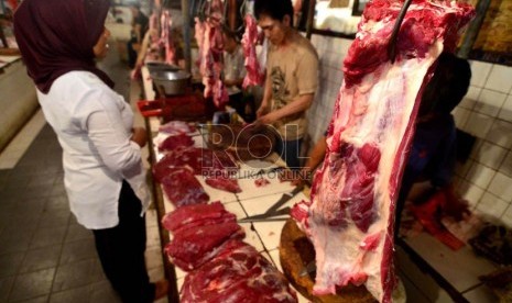  Pedagang daging melayani pembeli daging sapi di Pasar Tebet, Jakarta Selatan, Senin (4/2).   (Republika/Wihdan Hidayat)