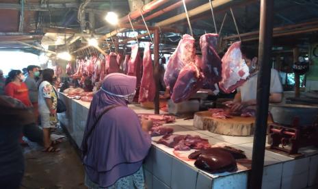 Pedagang daging sapi di Pasar Kranji Baru kembali berjualan. Sabtu (23/1). Perum Bulog menyatakan belum akan melakukan operasi pasar daging beku seiring dengan adanya kenaikan harga daging.