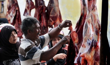 Pedagang daging sapi di pasar tradisional.