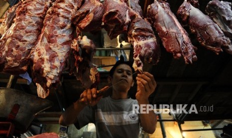 Pedagang daging sapi di salah pasar tradisional.