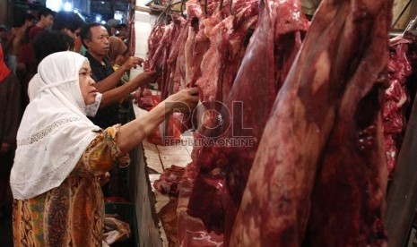 Seorang pembeli tengah memilih daging sapi lokal di Pasar Senen, Jakarta Pusat, Selasa (6/8).