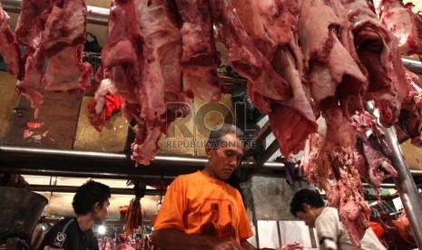 Pedagang daging sapi lokal di Pasar Senen, Jakarta Pusat, Selasa (6/8). (Republika/Adhi Wicaksono)