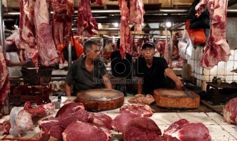 Pedagang daging sapi lokal di Pasar Senen, Jakarta Pusat, Selasa (6/8). (Republika/Adhi Wicaksono)